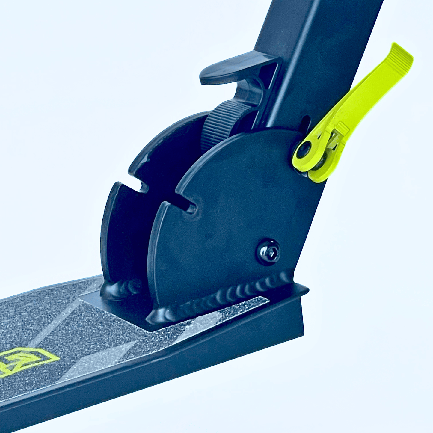 Detalle del mecanismo de plegado del scooter verde y negro para niños.