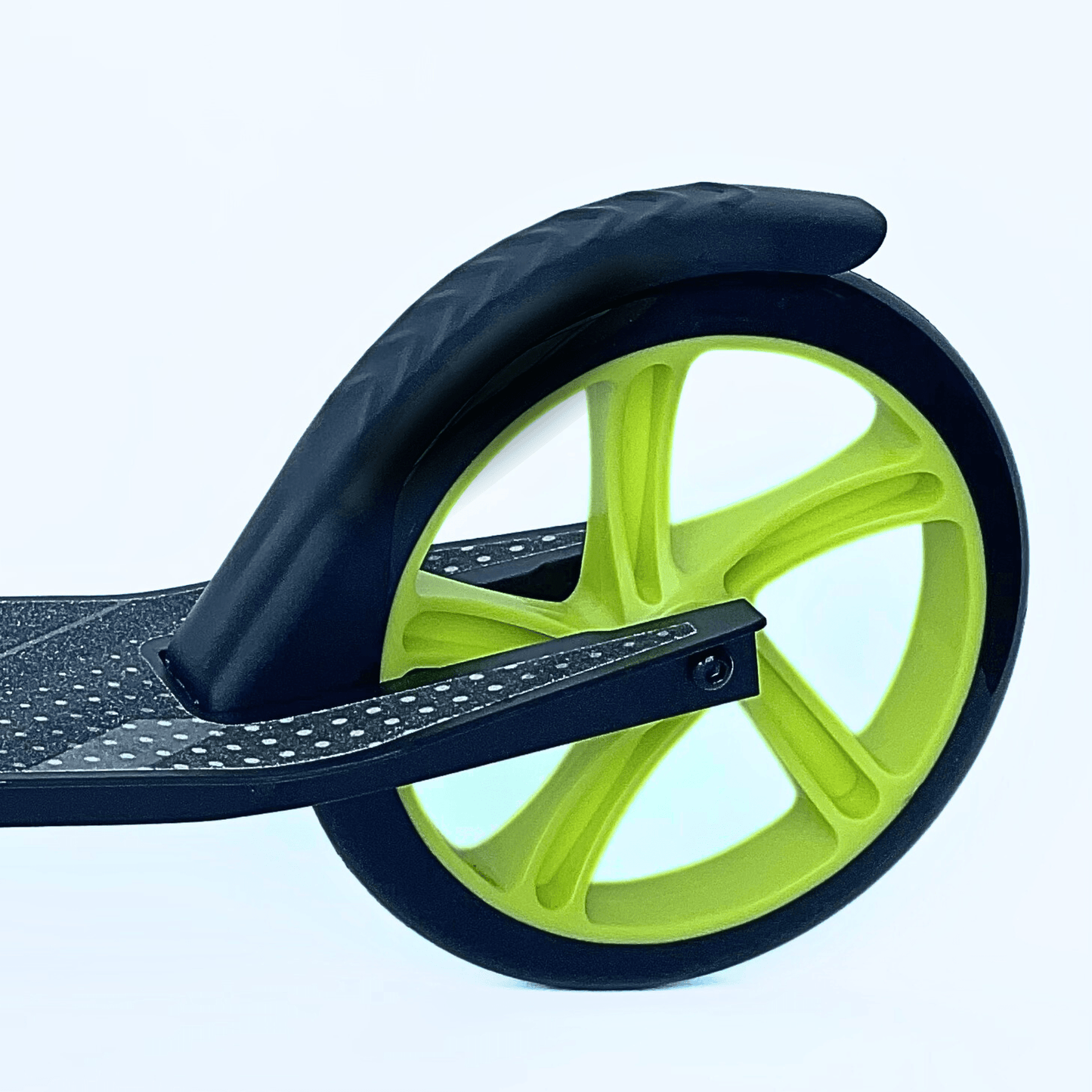 Rueda trasera grande de scooter verde y negro para niños.