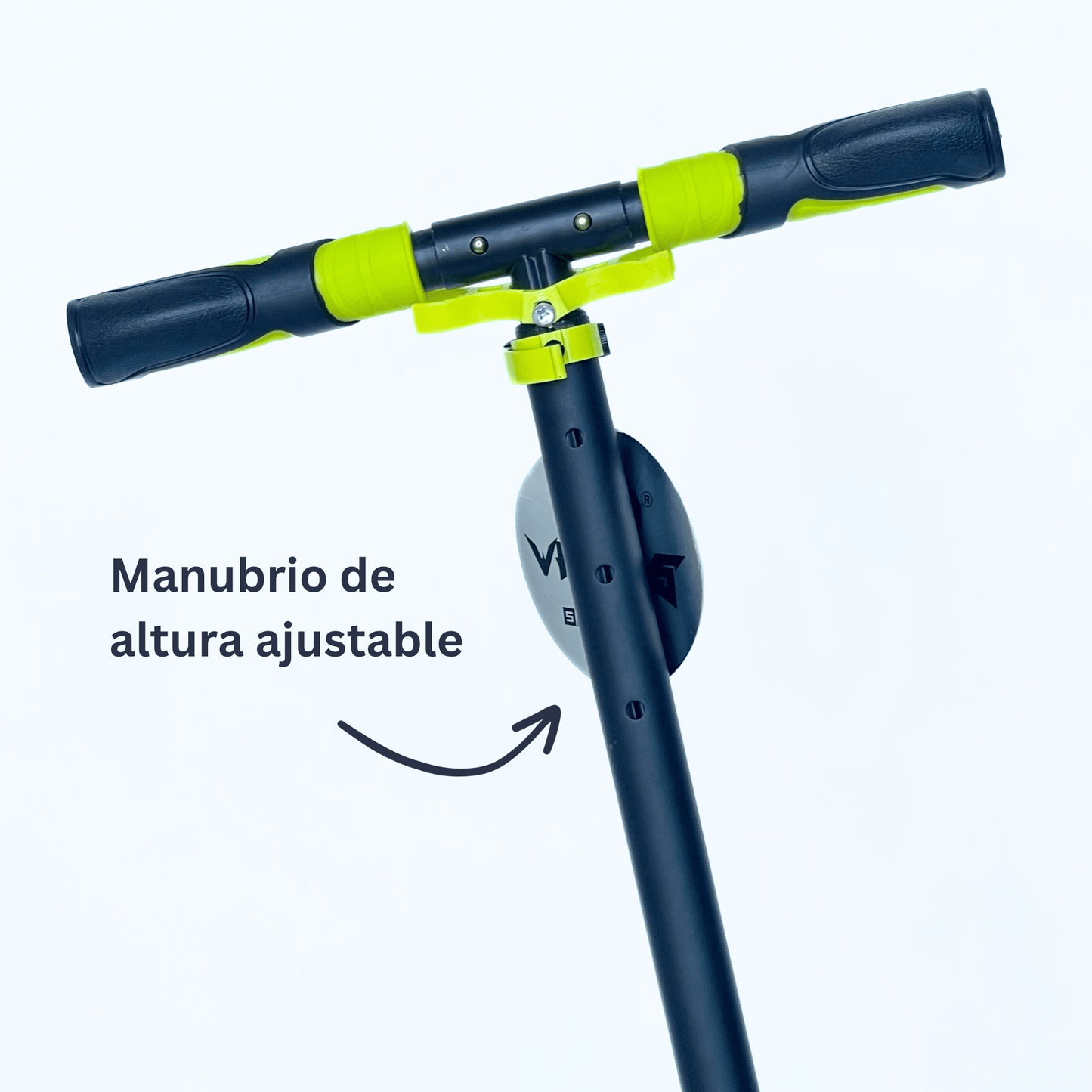Detalle de manubrio de altura ajustable en scooter verde y negro.