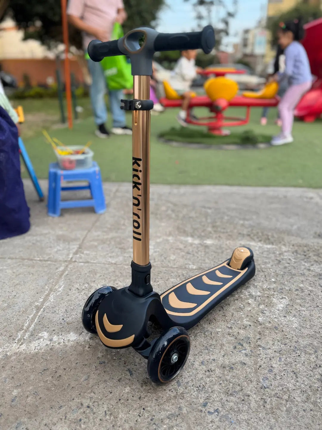 Scooter Kicknroll para niños de 3 a 10 años con ruedas led