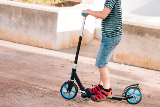 Scooters Eléctricos vs. Scooters Manuales: ¿Cuál es Mejor para tus Hijos?