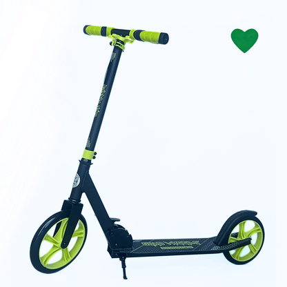 Scooter verde y negro de dos ruedas para niños con manillar ajustable y ruedas grandes.
