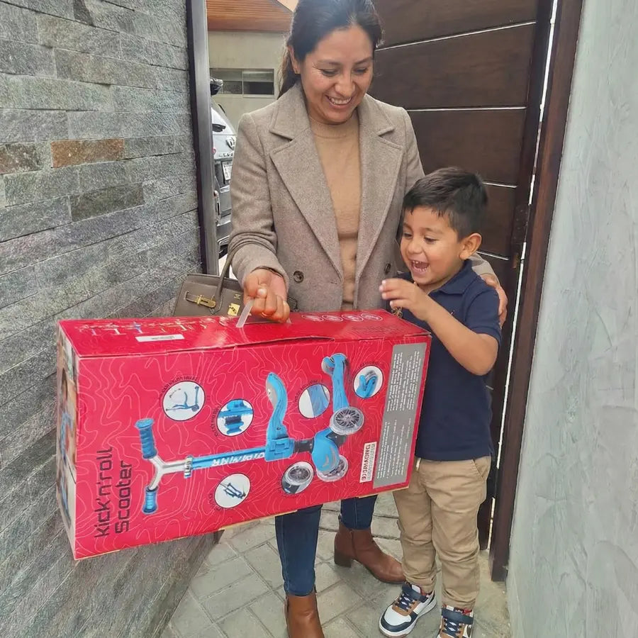 Cliente recibiendo scooter para niño en Lima