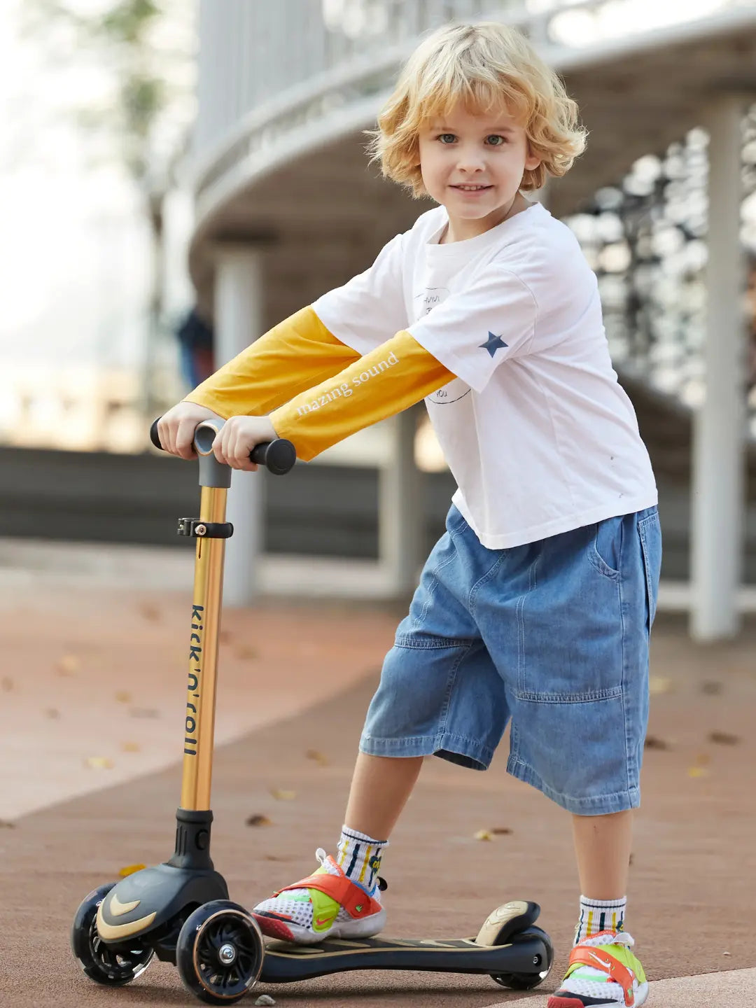 scooter europeo color dorado