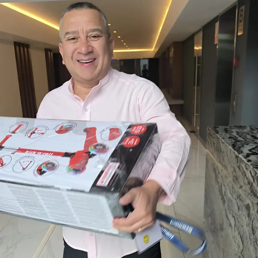 Entrega real de scooter para niño en Lima