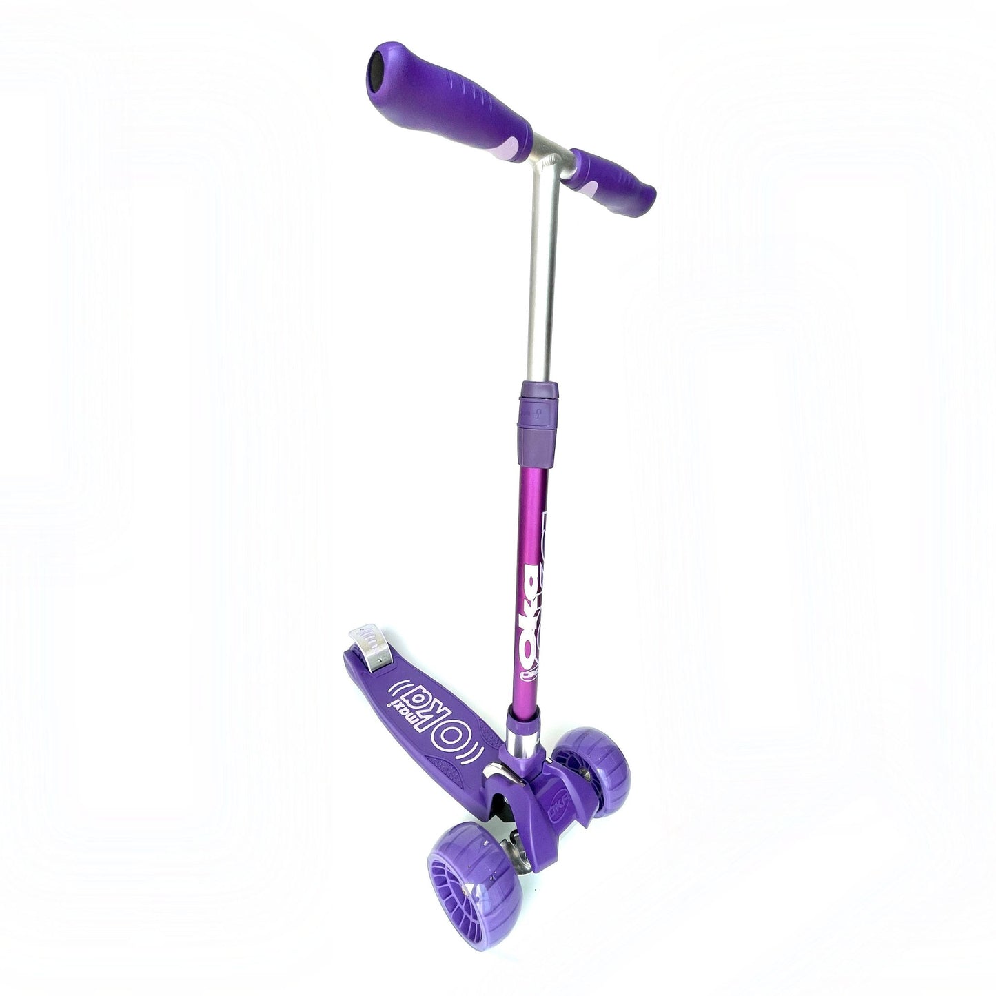 scooter de tres ruedas color purpura con luces en las ruedas